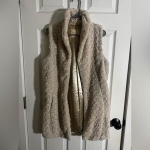 Altar’d State Women's Cream Sleeveless Fleece Vest